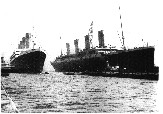 Titanic og Olympic. Olympic har tabt en propel og  er på vej i den tørdok som Titanic midlertidig har forladt.